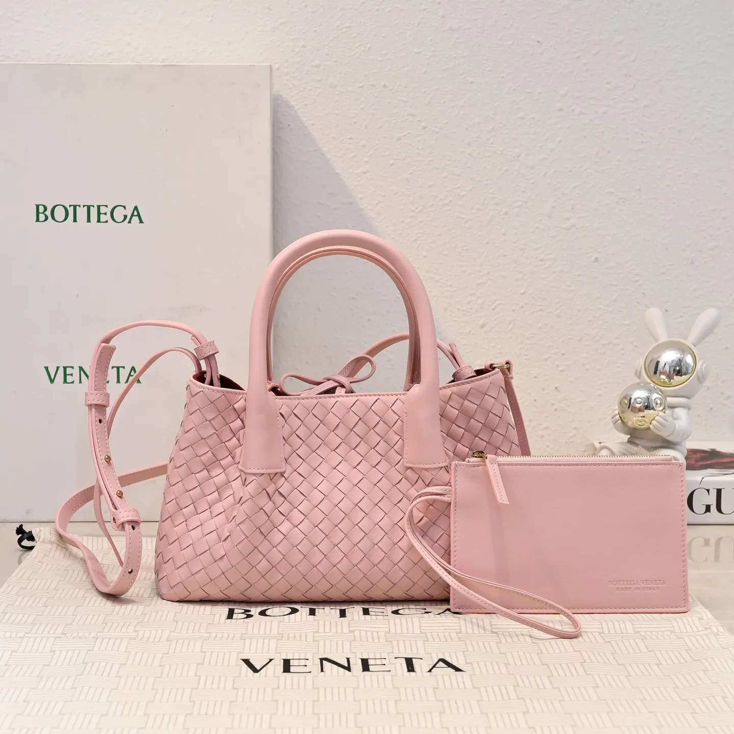 Batch 1760 BOTTEGA VENETA 2025 new product pinacoteca has super soft leather, and the weaving function, practicality and relaxed fashion sense have not fallen behind❤️‍🔥Amway has given sisters a must-have bag when going out. The size of the bag also accurately meets the commuting needs of urban beauties. It can accommodate mobile phones, keys, lipstick, powder, sunscreen, shopping bags...all of it! ! ! 🔥The capacity should not be underestimated~ It does not choose people, clothes, or occasions. With its majestic curved outline, exquisite woven texture, delicate edges and rounded handles, this woven vegetable basket bag truly achieves the goal of "dressing up and being fashionable without getting in the way"~ Are you interested in Jimei? Style number: 9004 Size: 24*15*12cm